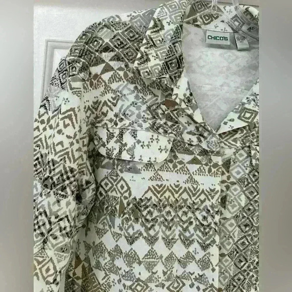 CHICOS Light weight Jacket
SZ 1 US M/8
Southwestern Button Up
100%Cotton Aztec - Picture 2 of 6